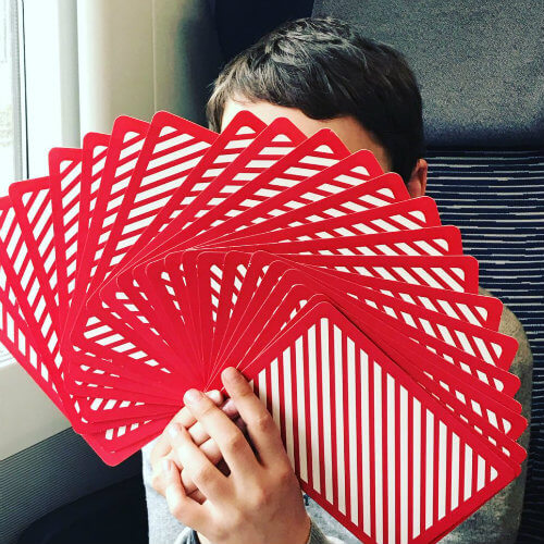 garcon qui joue avec des cartes