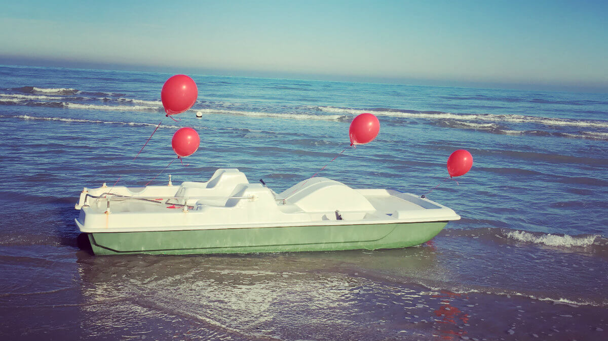 bateau avec balons au milieu de la mer 