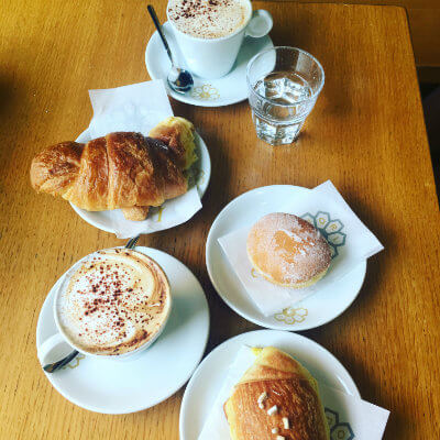 petit dejeuner cappuccino croissant