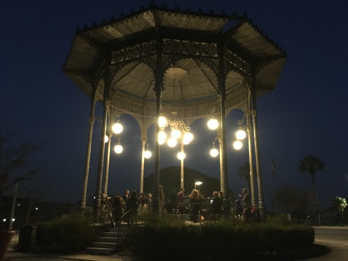 musiciens dans gazebo allume la nuit reve