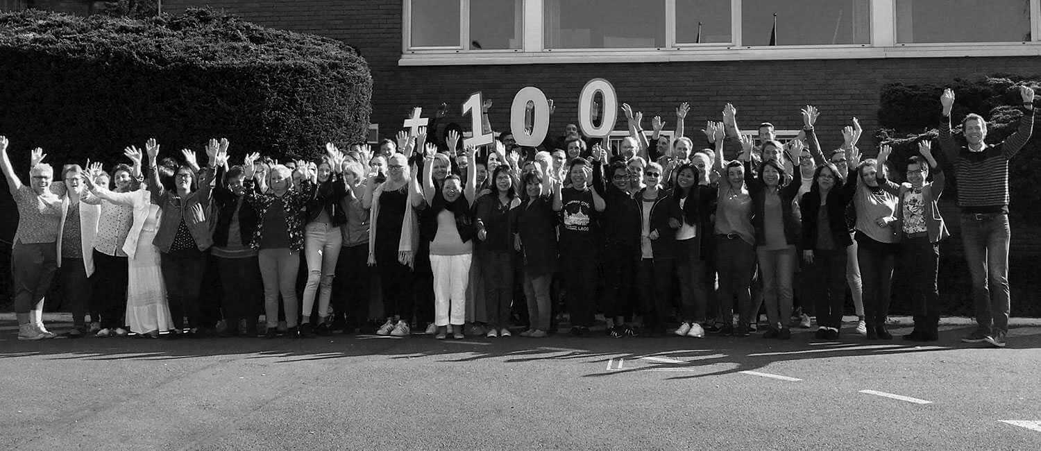 groupe de collaborateurs devant la façade