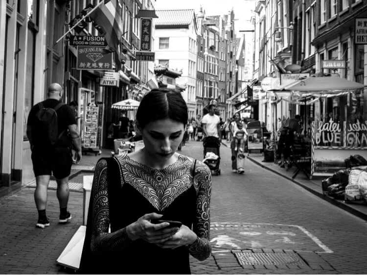 femme dans la rue Laura Giammichele