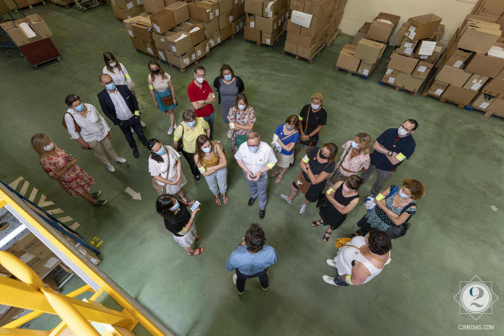 groupe de personne dans un depot