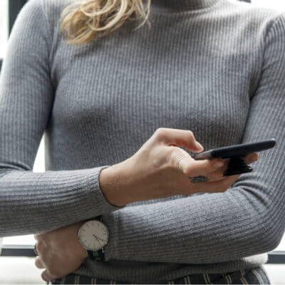 femme avec montre et smartphone