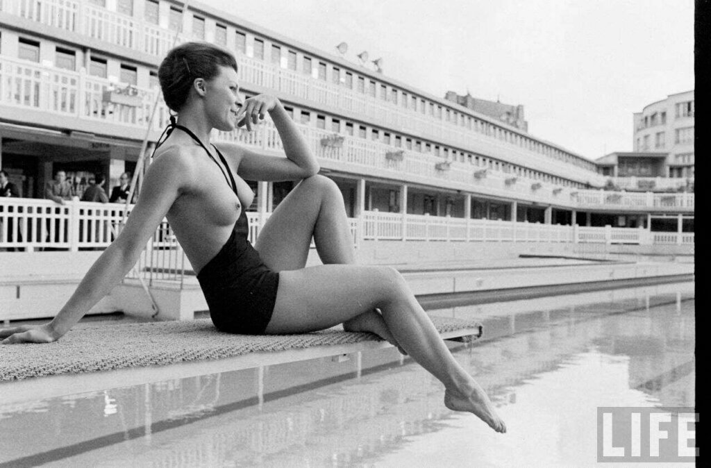 femme en piscine