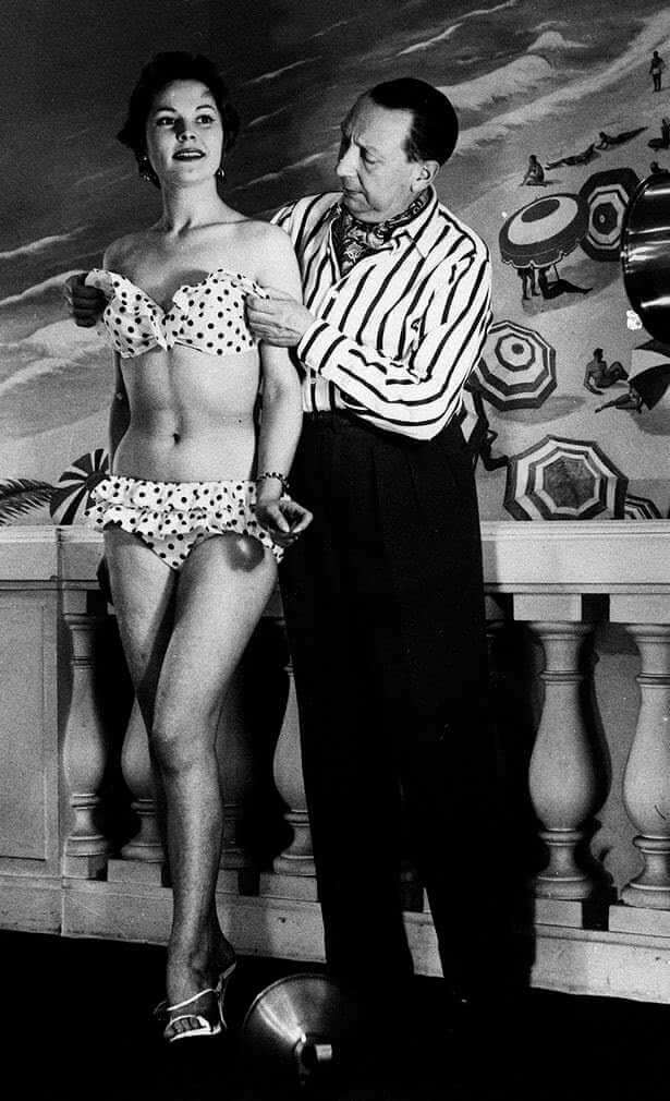 couturier et mannequin en bikini